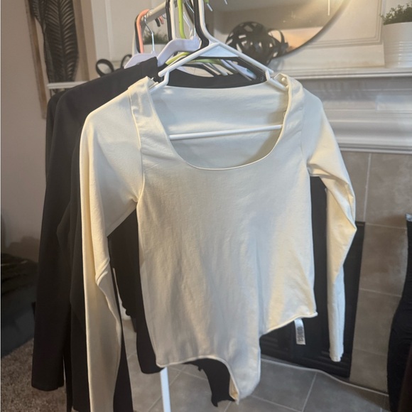 SKIMS Long Sleeve Scoop Neck bodysuits - Picture 3 of 5